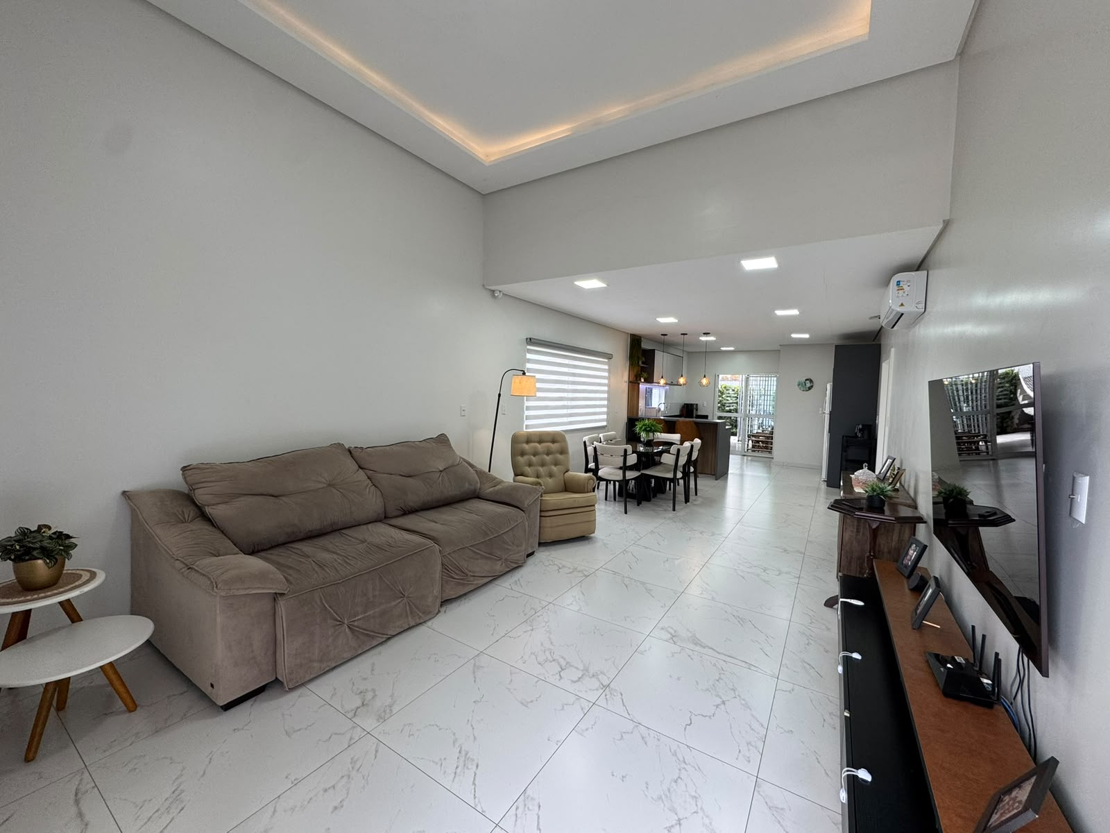 Sala de estar ampla integrada à copa