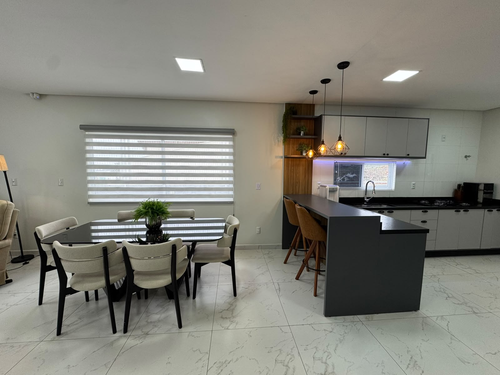 Sala de jantar integrada à cozinha com bancada