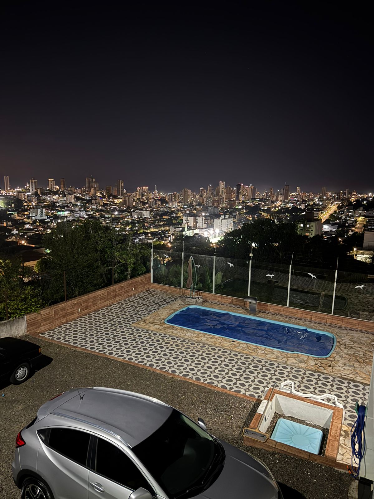 Piscina com vista noturna da cidade