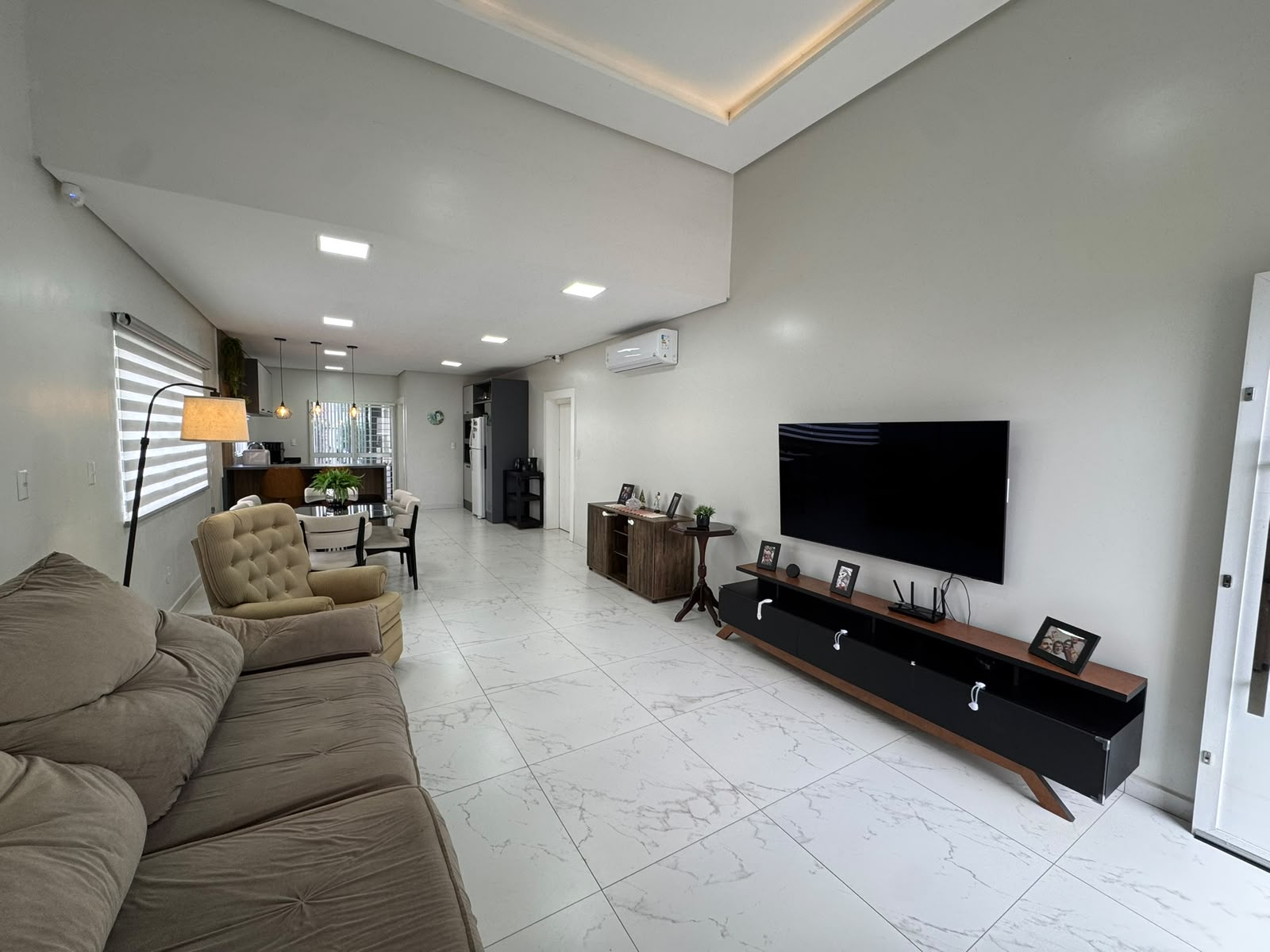 Sala de TV integrada ao ambiente social