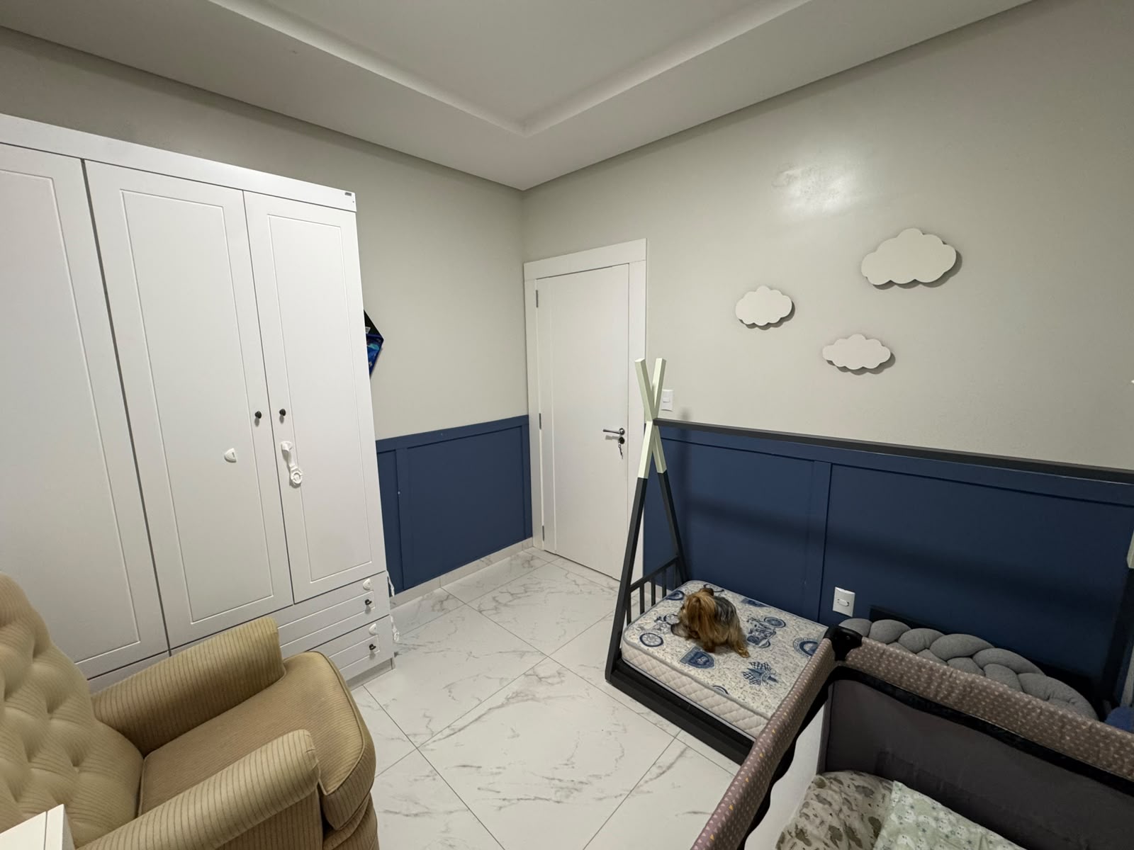 Quarto infantil com roupeiro branco planejado