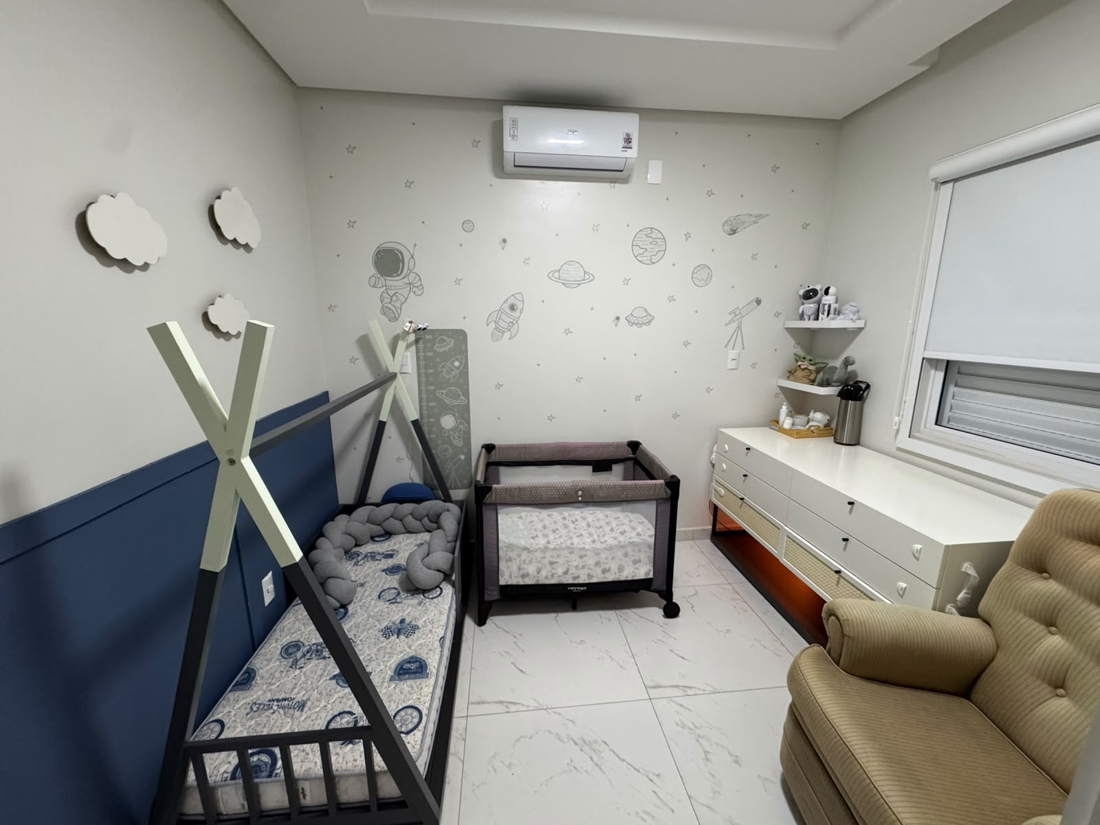 Quarto infantil com decoração temática