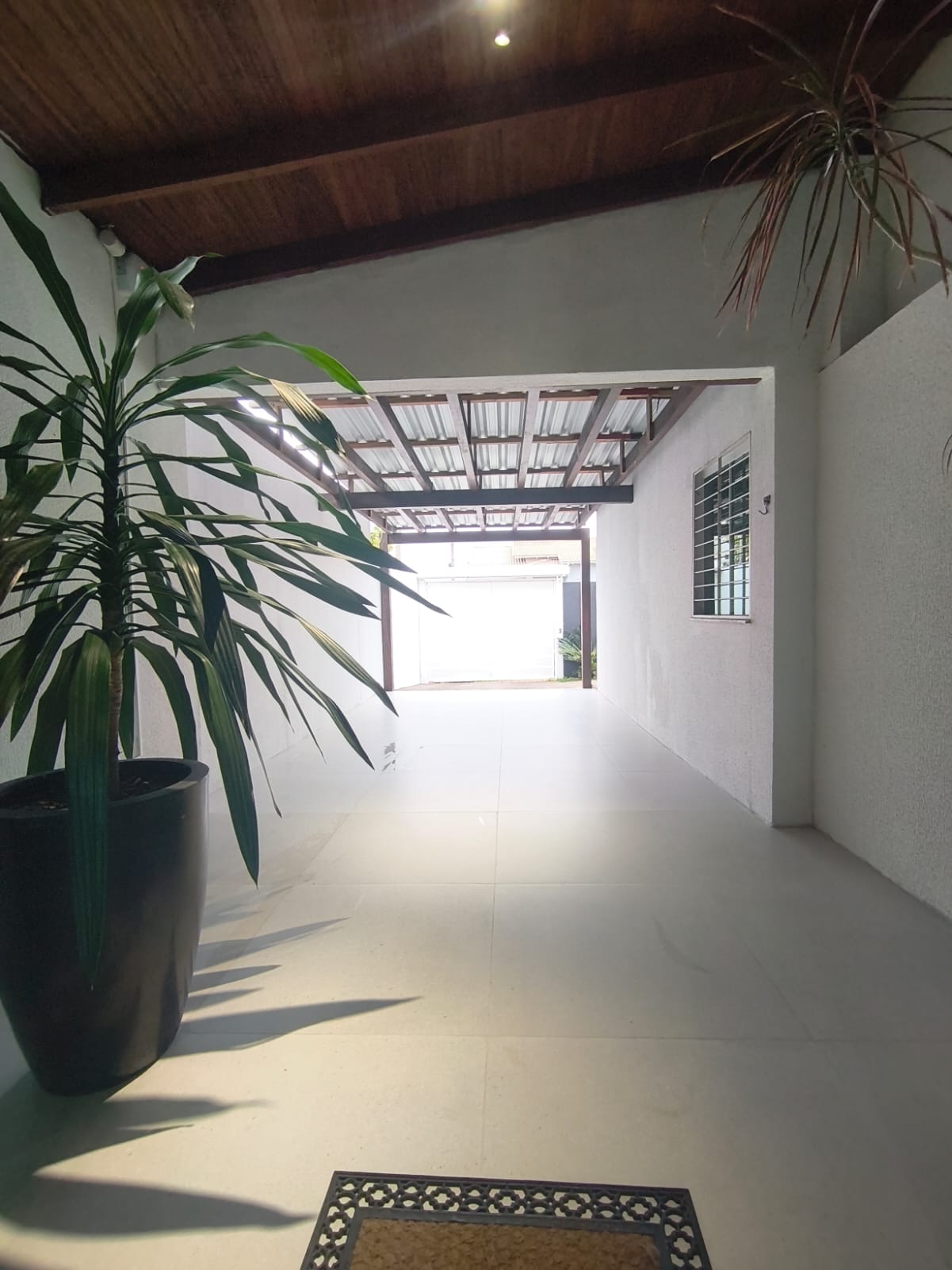 Garagem coberta com acesso ao pátio