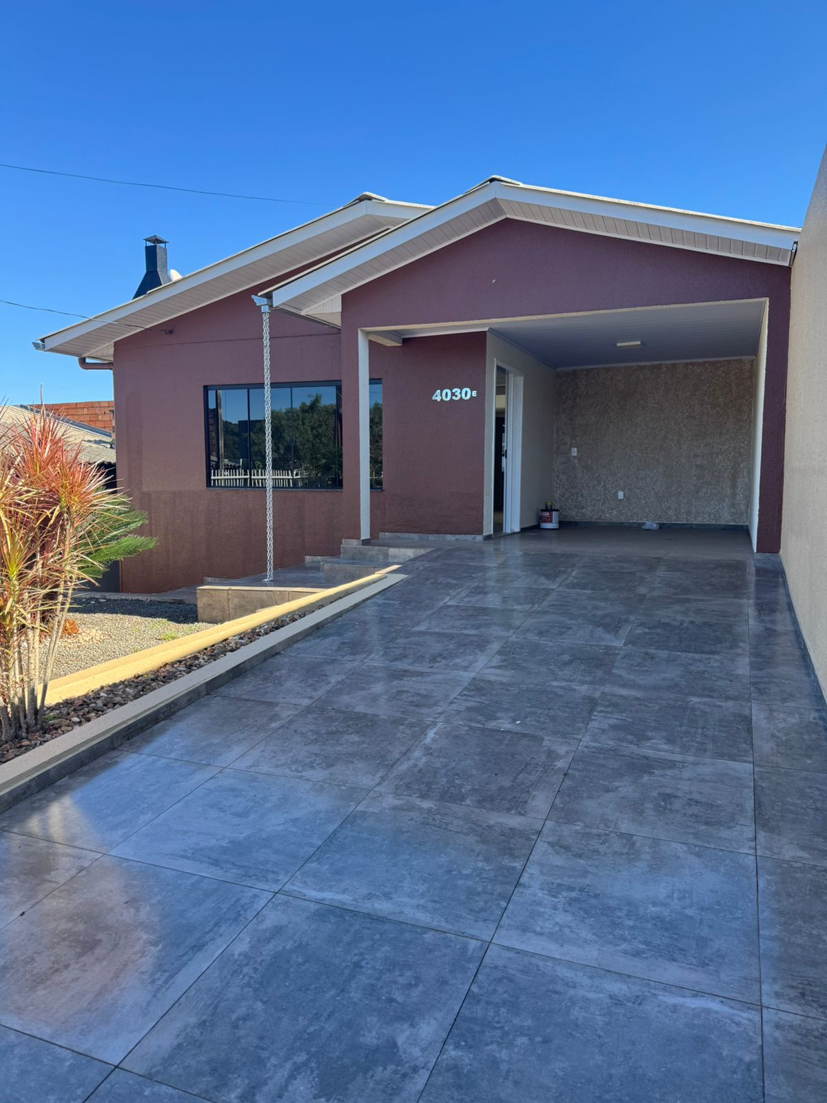 Fachada e garagem