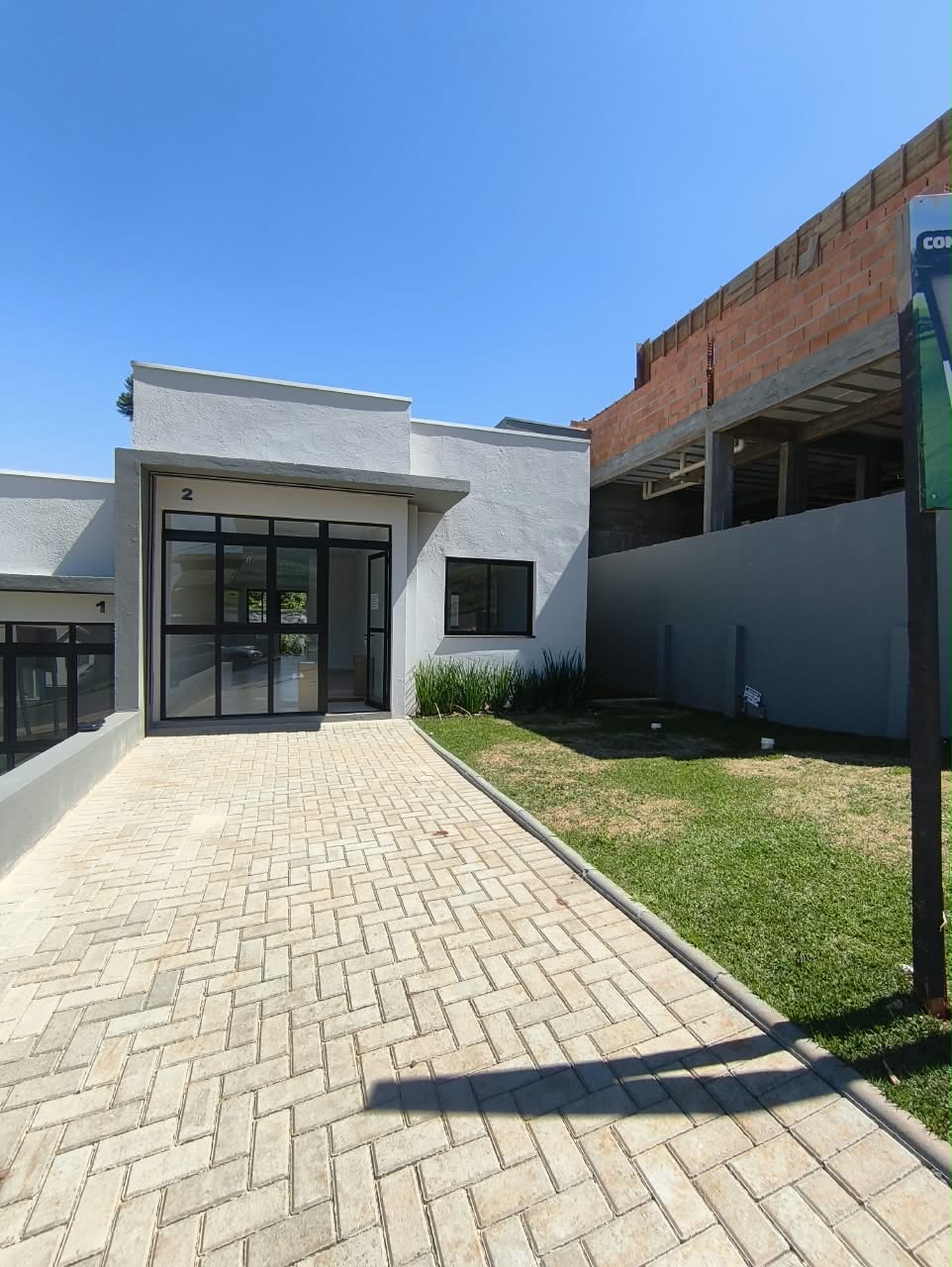 Fachada e acesso da casa geminada