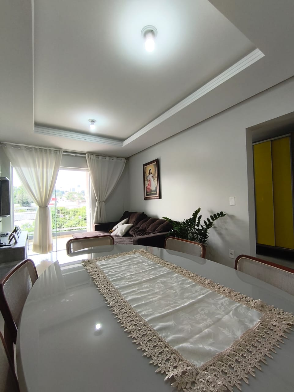 Sala de jantar com acesso à sacada