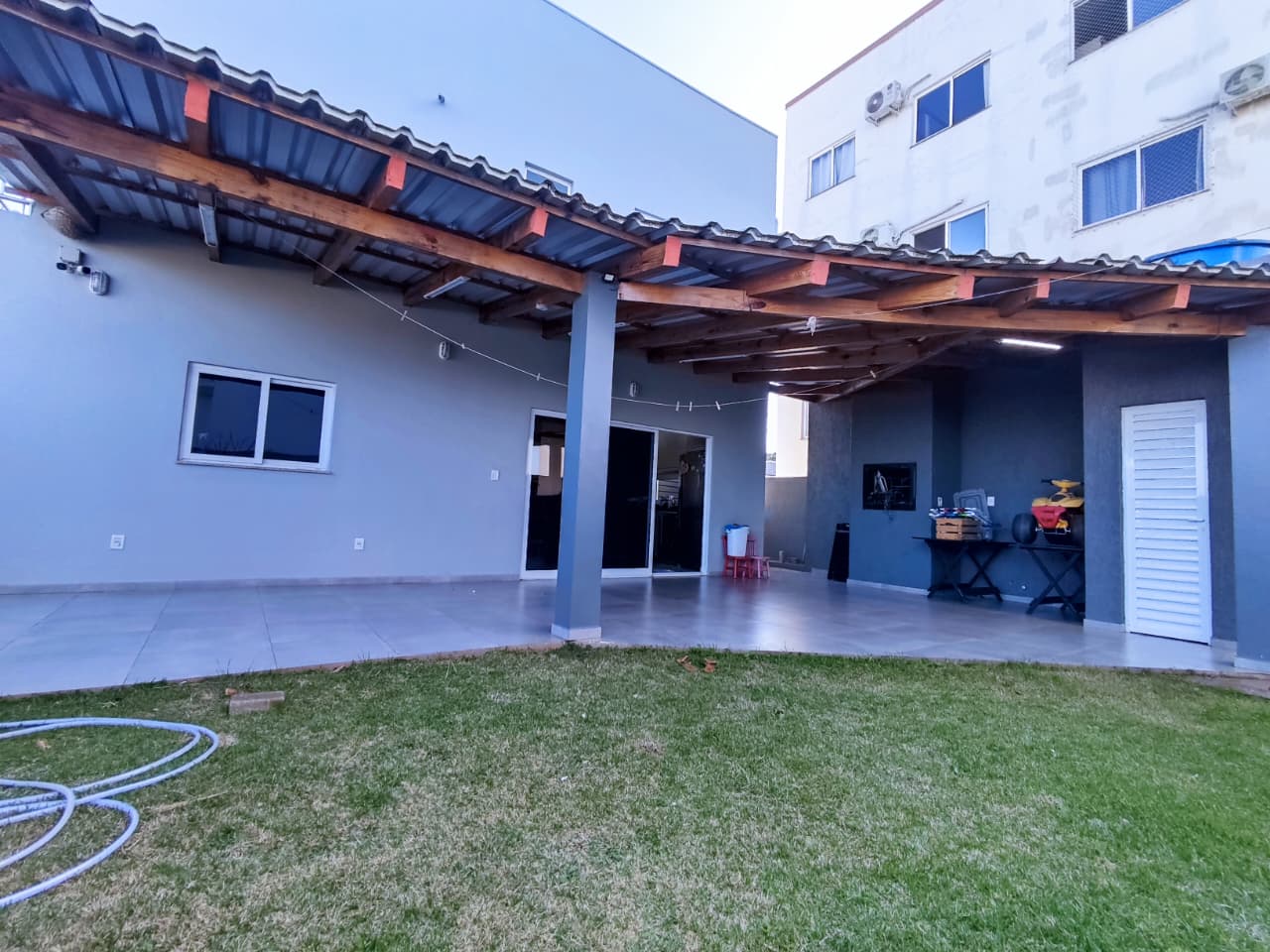 Área externa com pergolado