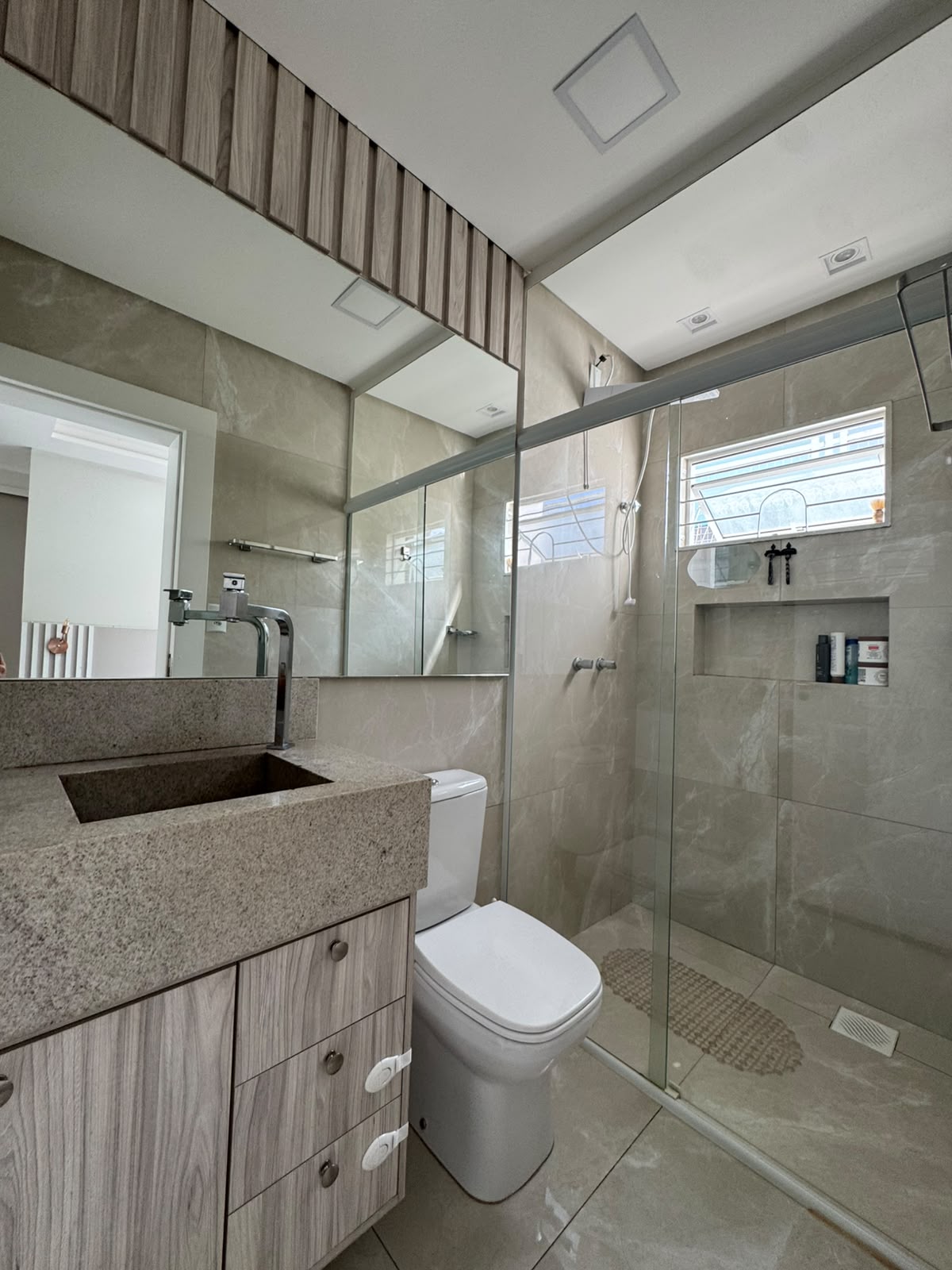 Banheiro social com box em vidro e porcelanato