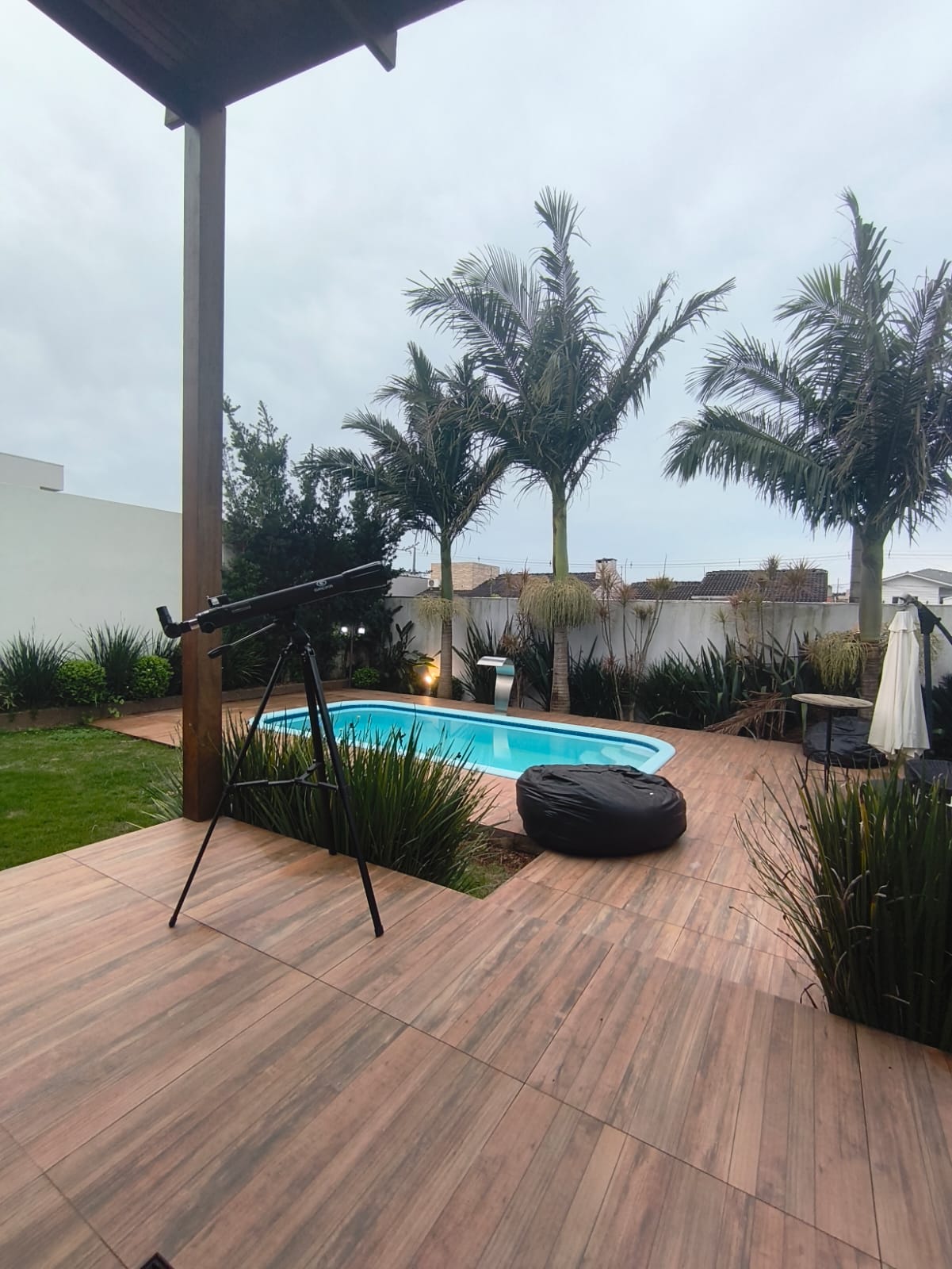 Piscina com aquecimento e deck