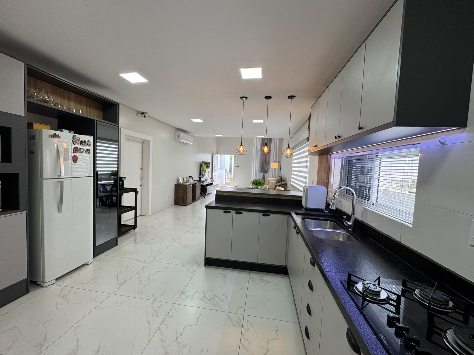 Cozinha planejada com bancada em granito preto