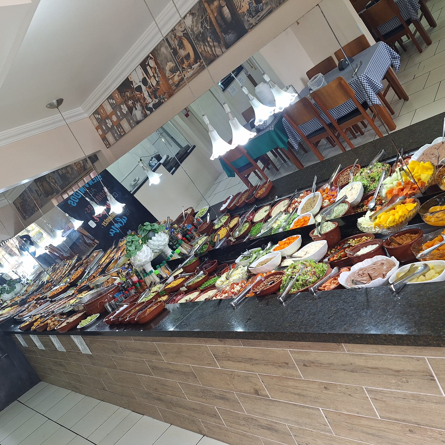 Buffet do restaurante em funcionamento