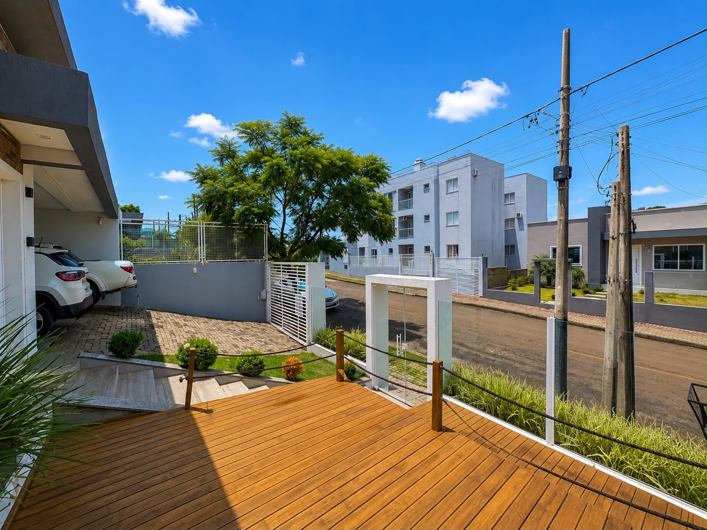 Deck em madeira na frente da casa