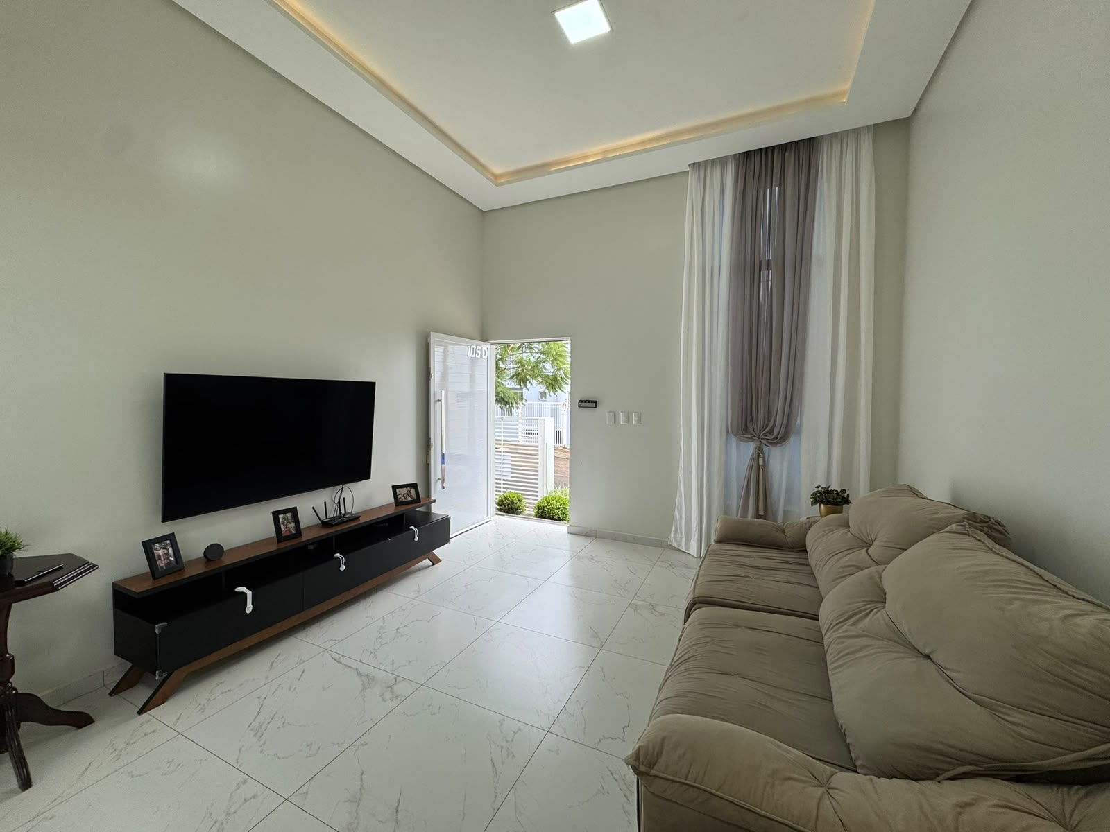 Segunda sala de estar com pé-direito alto