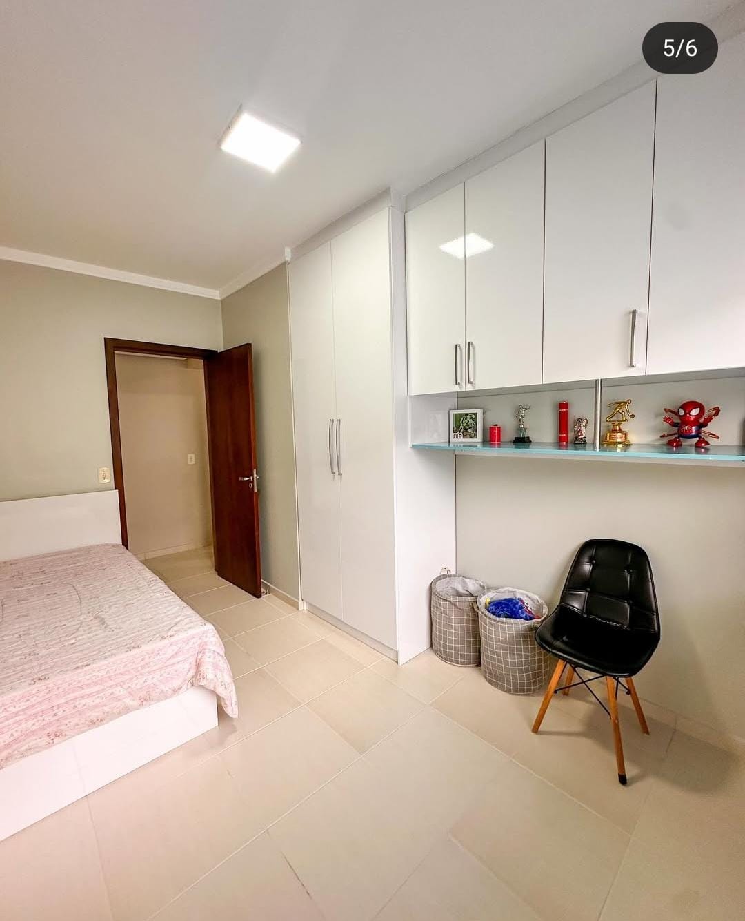 Quarto com armários planejados