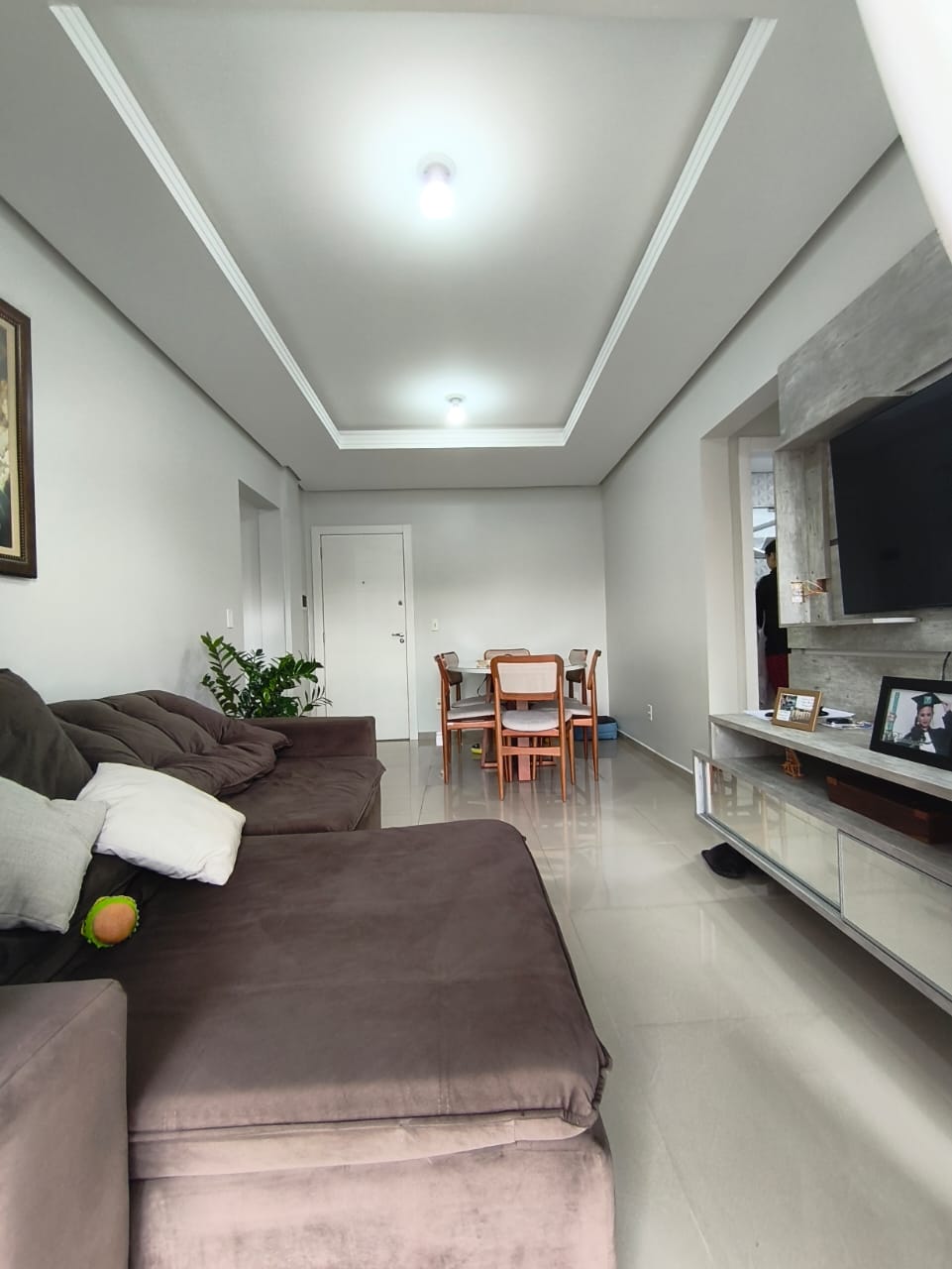 Sala com painel de TV