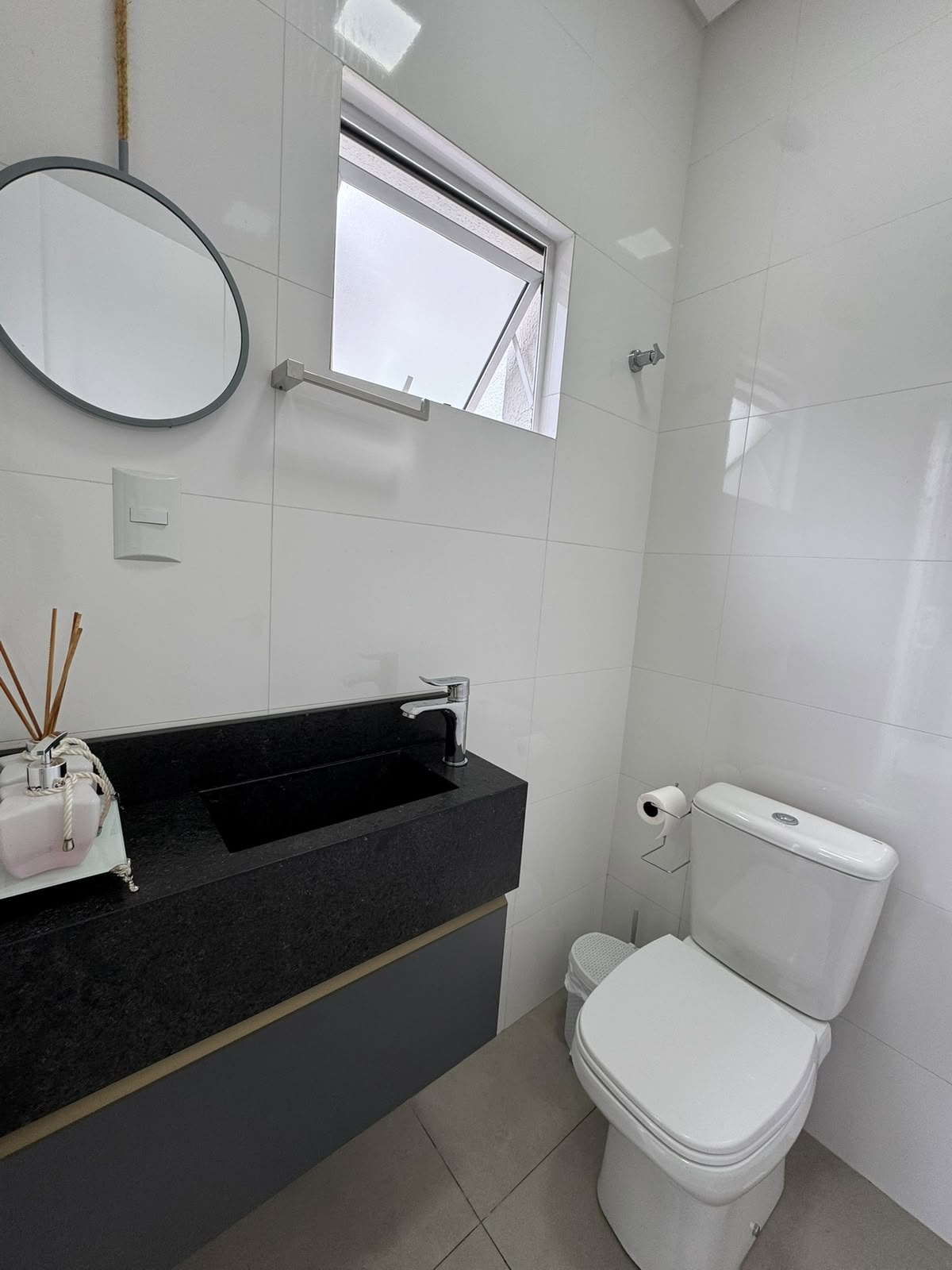 Lavabo com bancada em granito preto