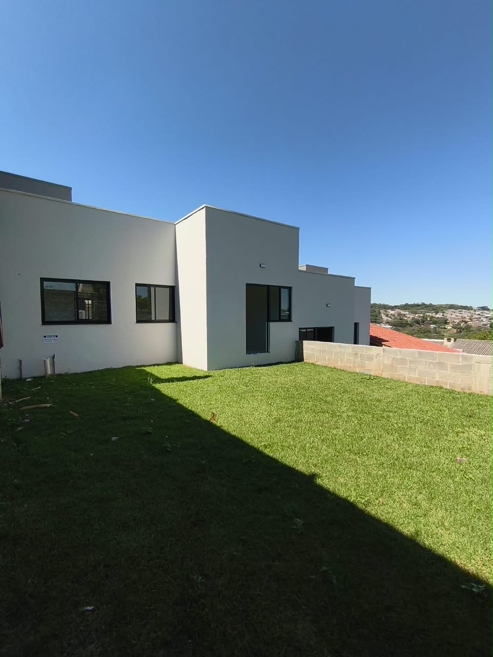 Área externa e terreno livre da casa geminada no Esplanada