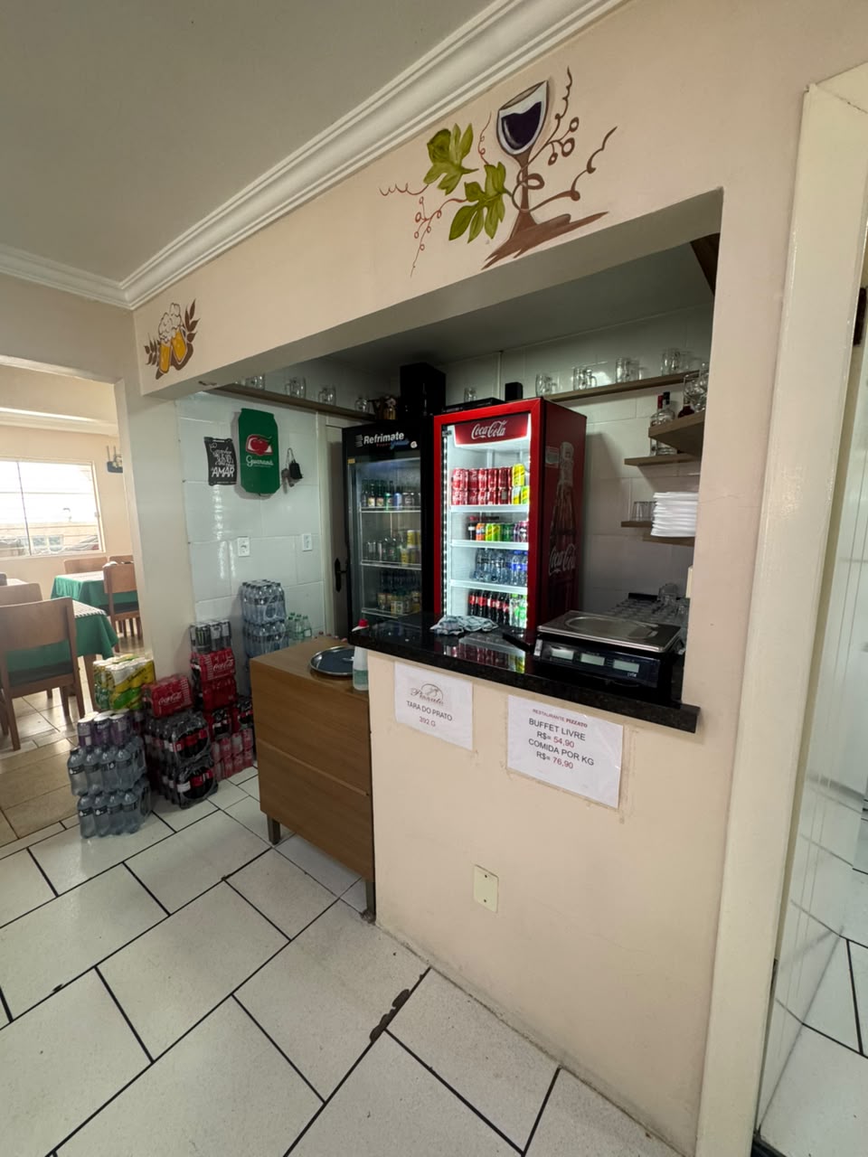 Área de bebidas e apoio