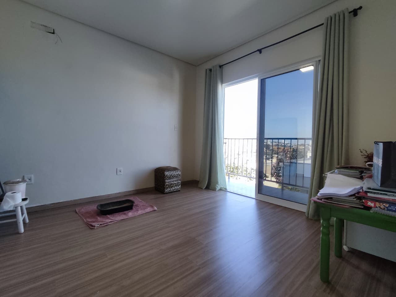 Sala ampla com acesso à sacada