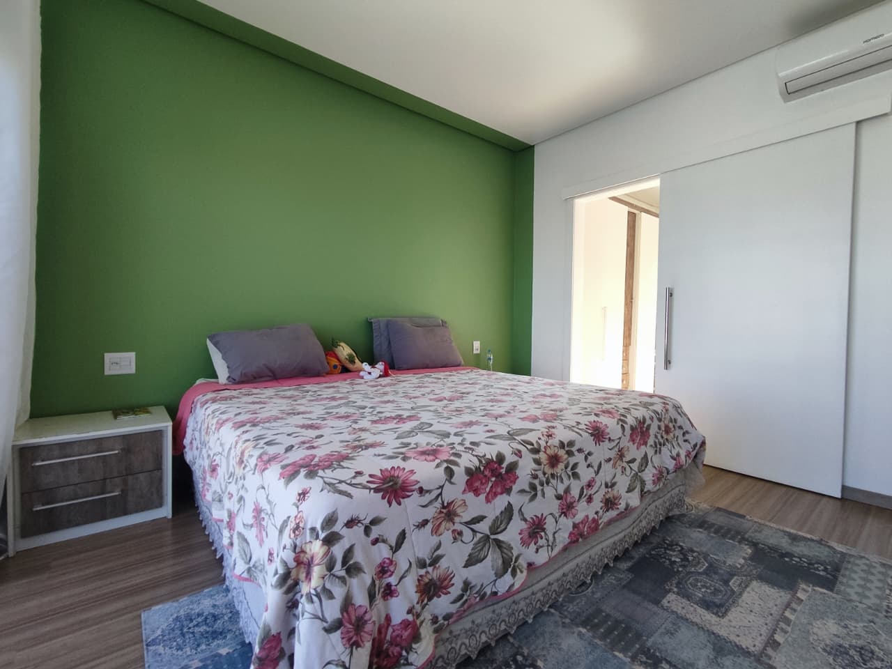 Suíte com parede verde