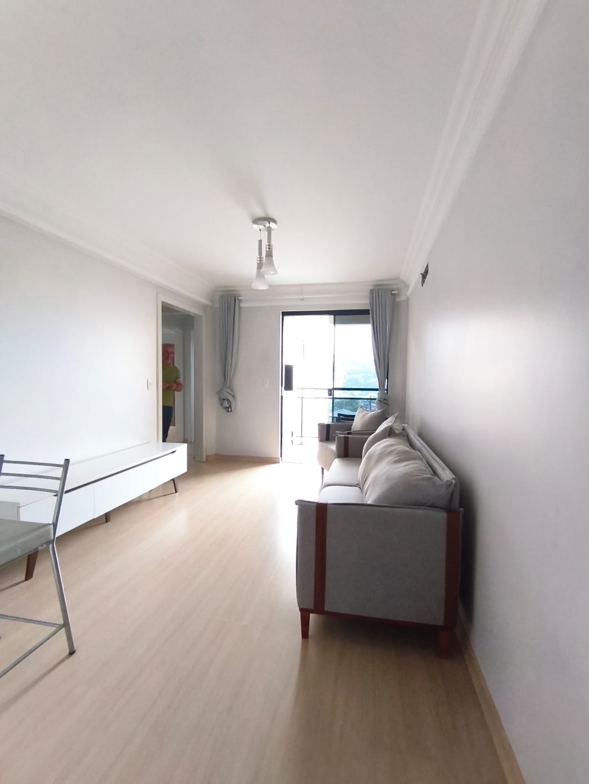 Sala ampla com acesso à sacada