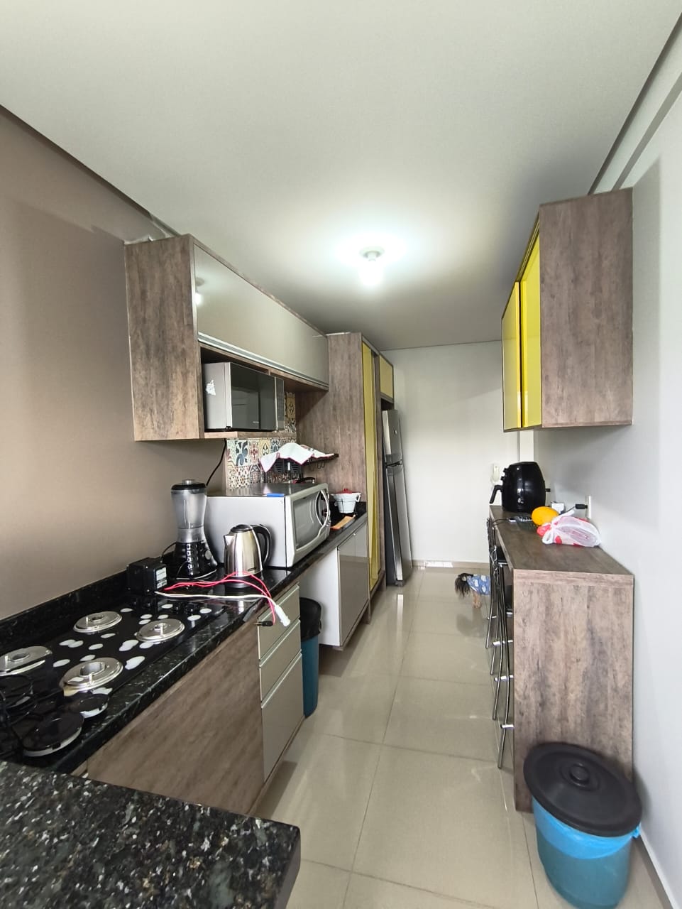Cozinha planejada com bancada em granito