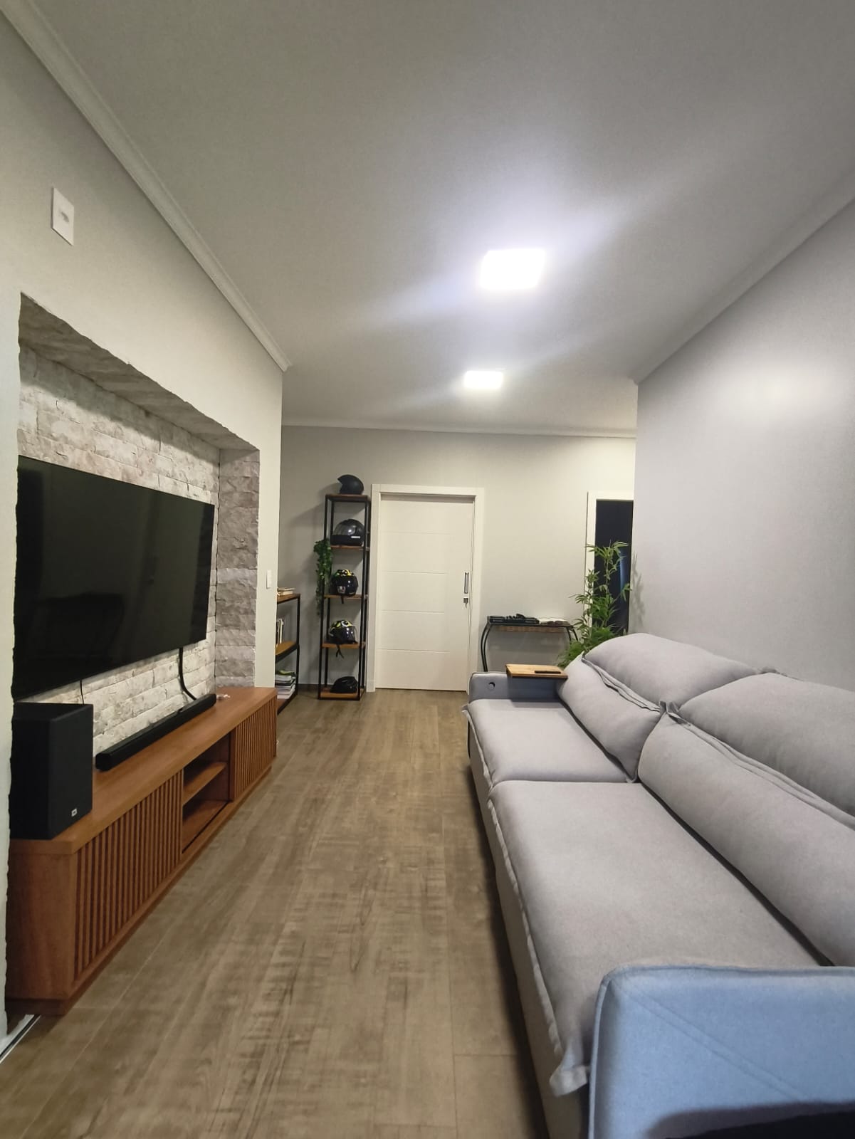 Sala de estar com painel em pedra