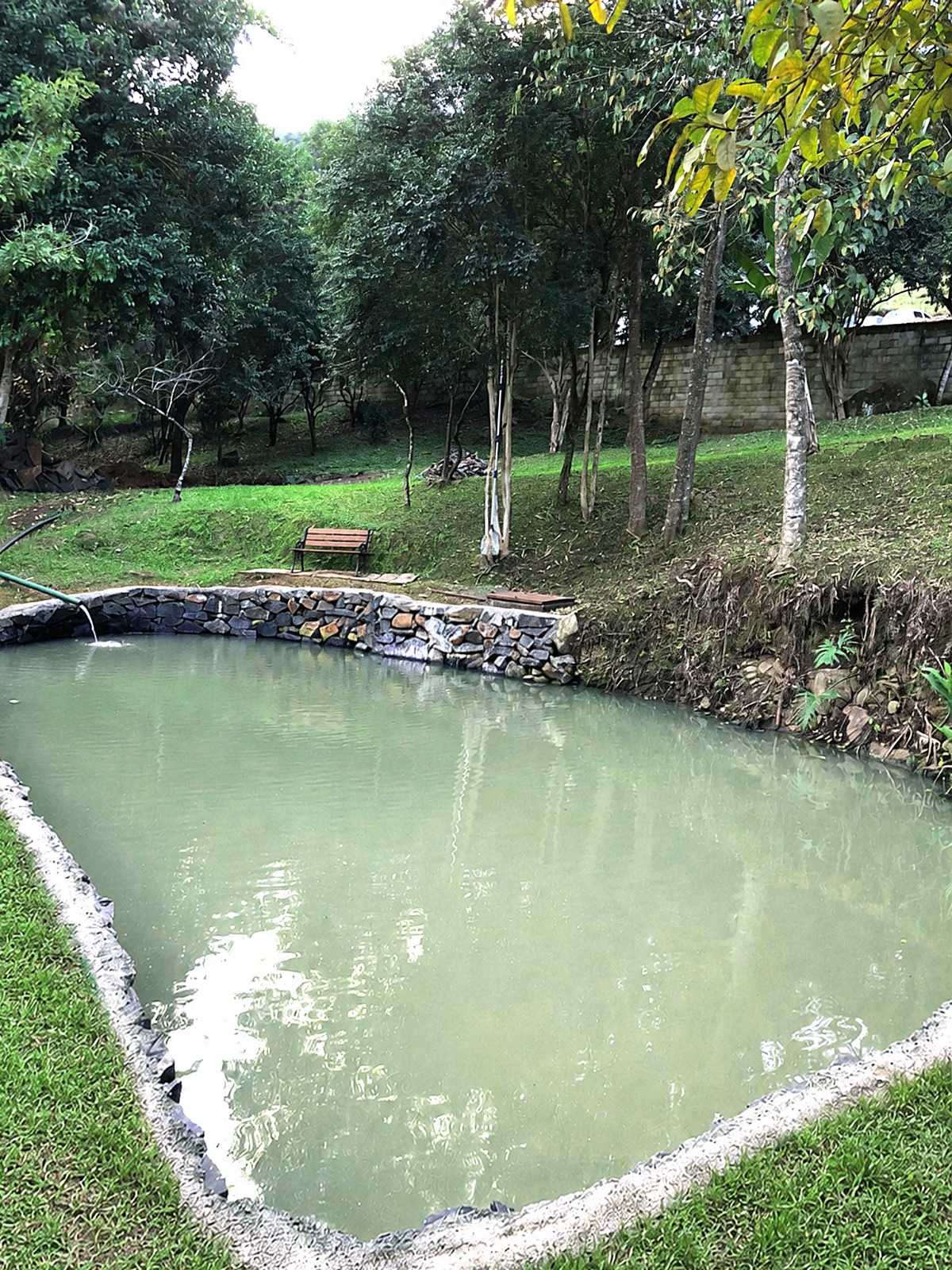 Açude principal com muro de pedra