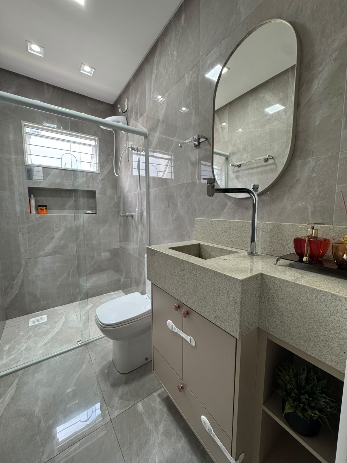 Banheiro da suíte revestido em porcelanato