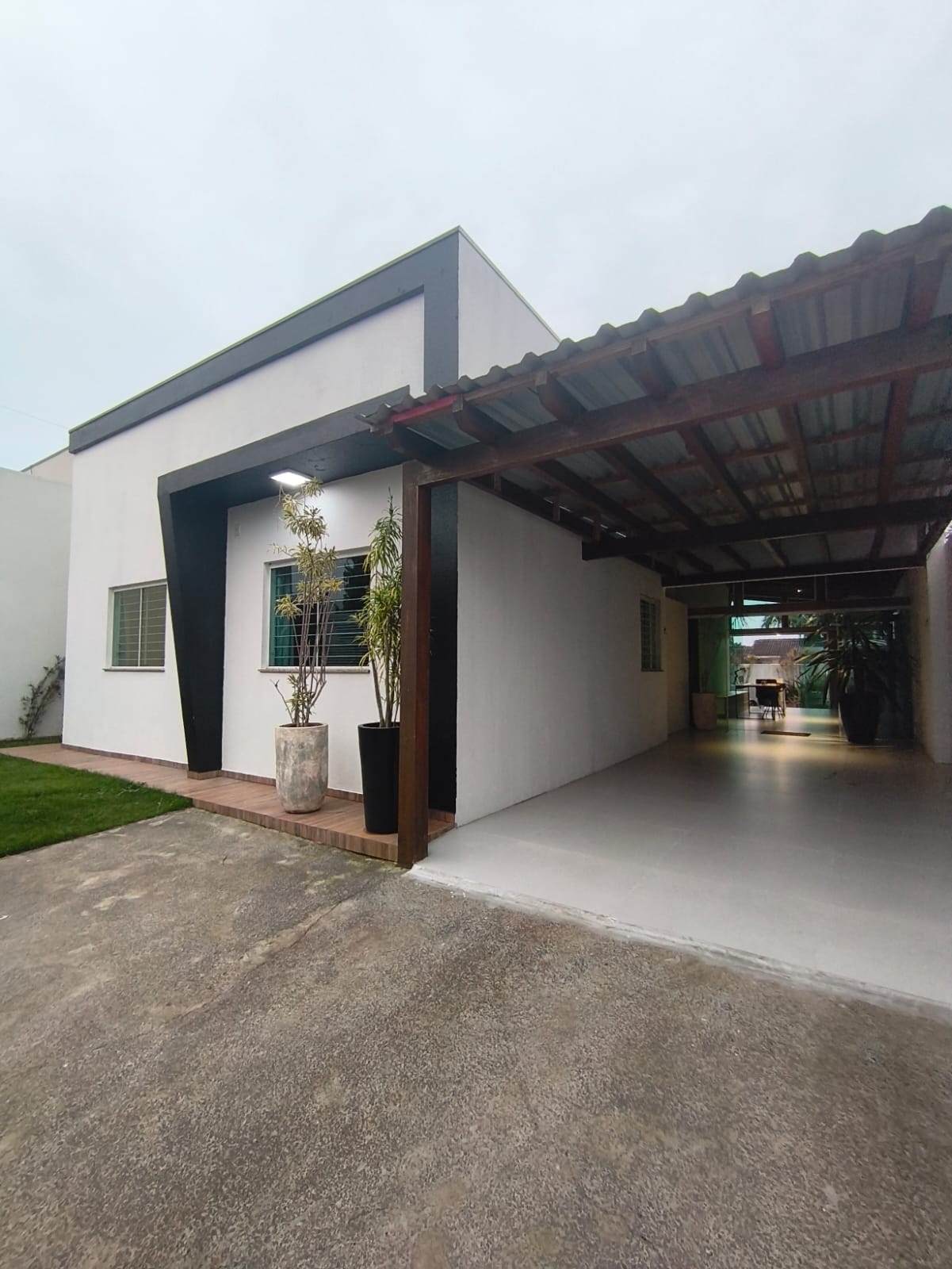 Fachada da casa com garagem coberta