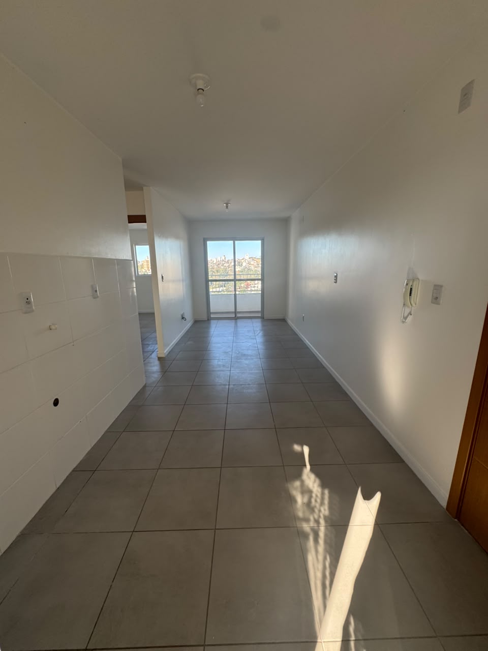 Sala ampla com acesso à sacada