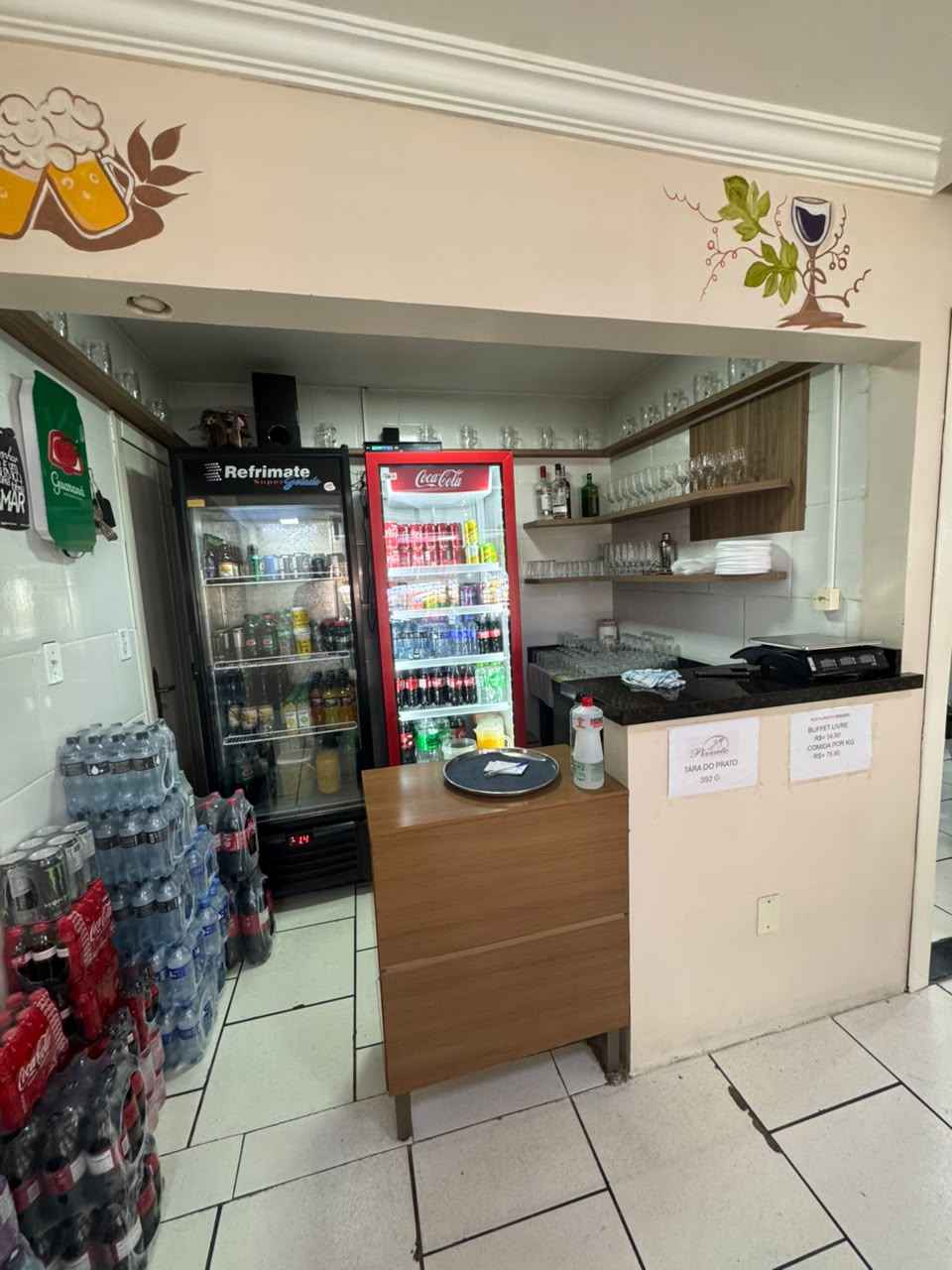 Bar equipado com refrigeradores