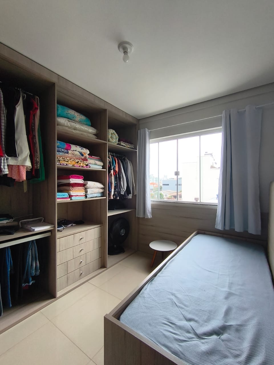Quarto com armários planejados