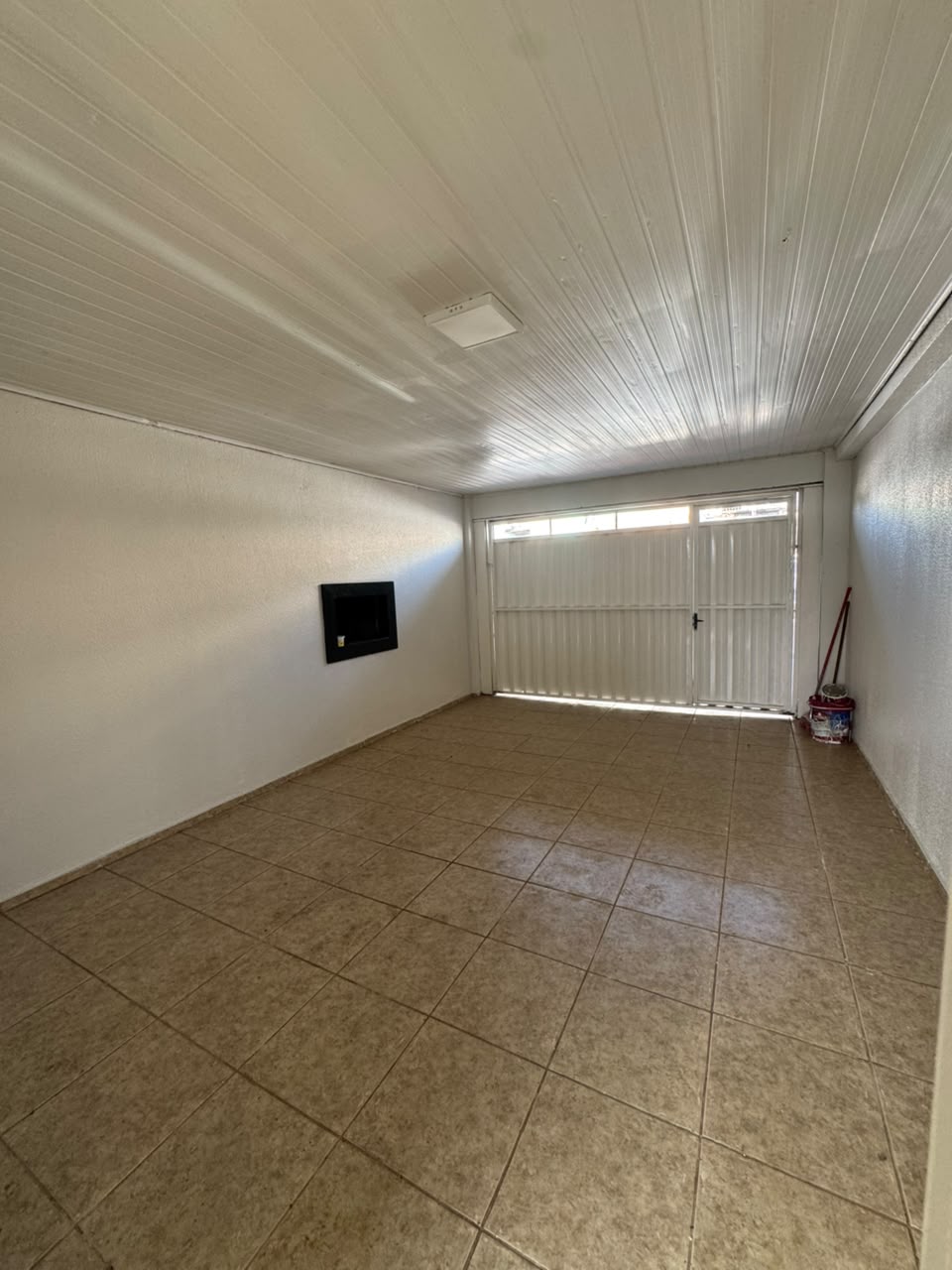 Garagem com churrasqueira