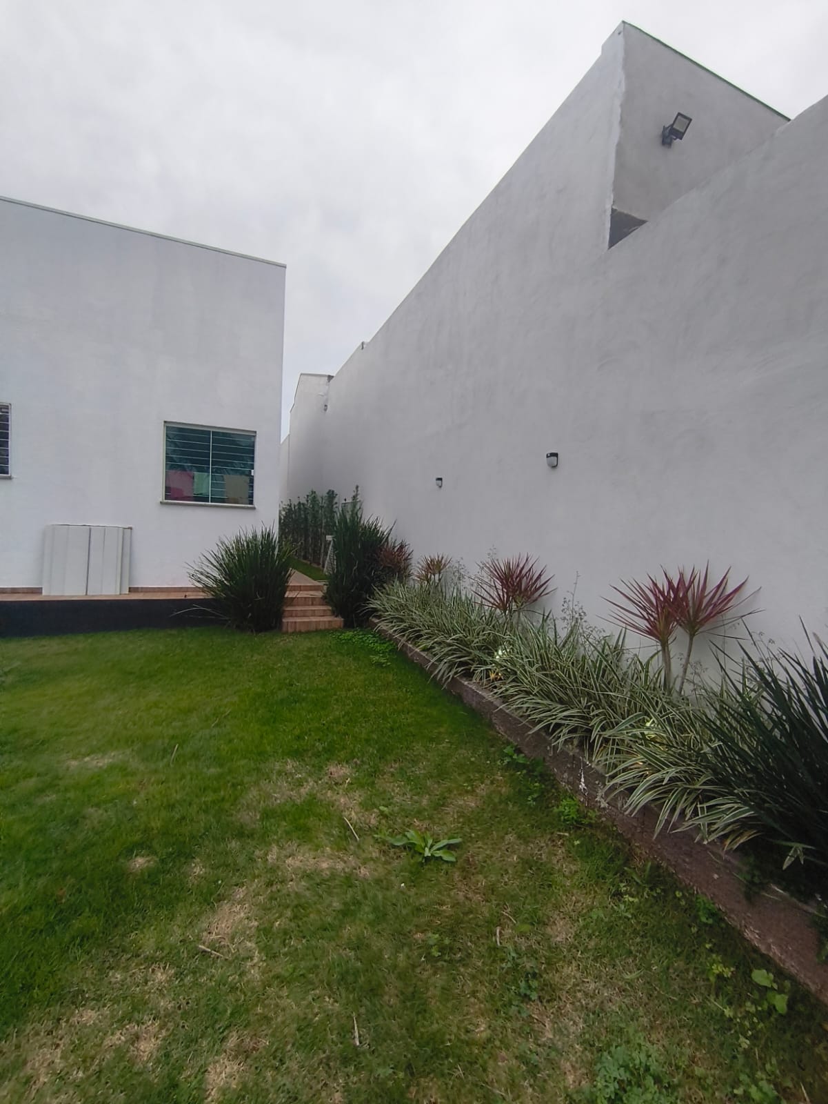 Jardim lateral com paisagismo