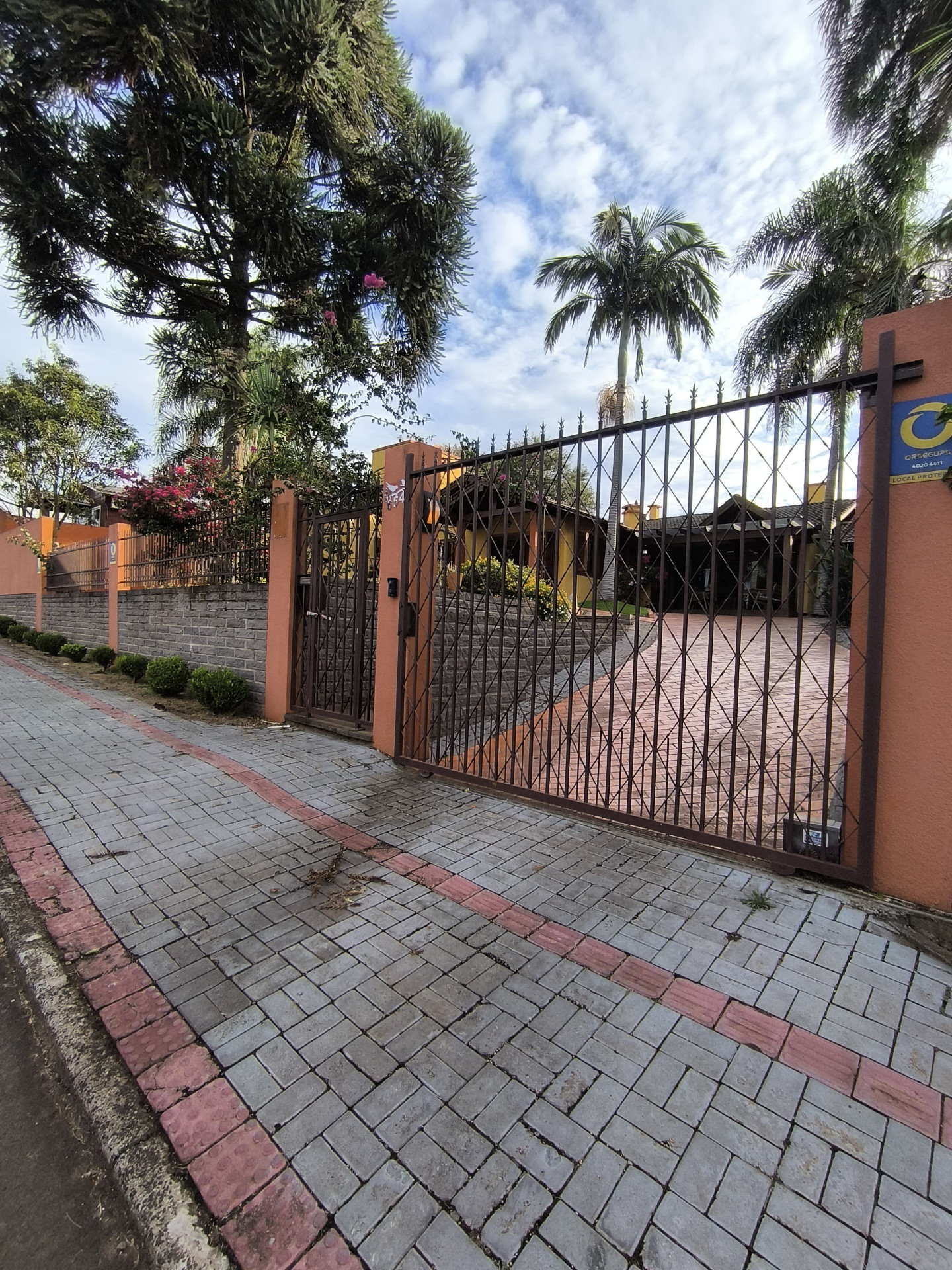 Entrada e portão da casa