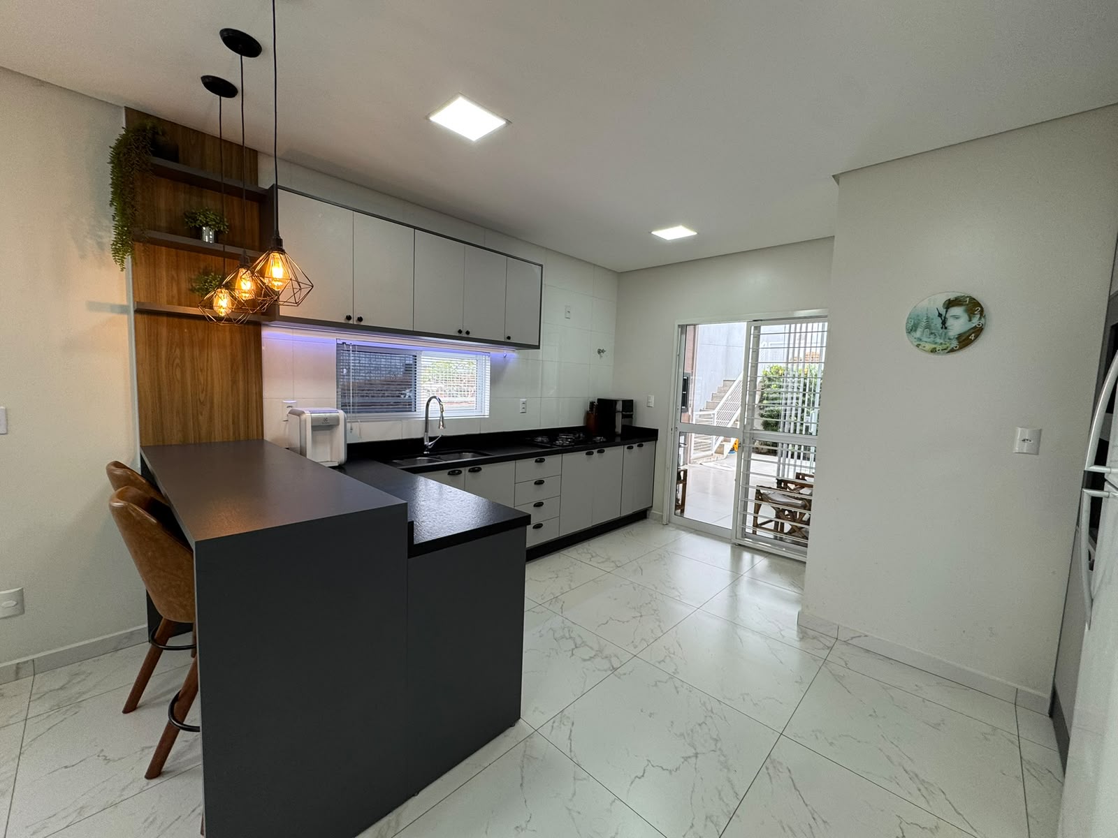 Cozinha com bancada e banquetas