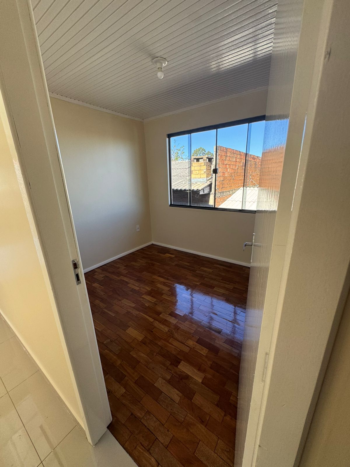 Quarto com piso de madeira