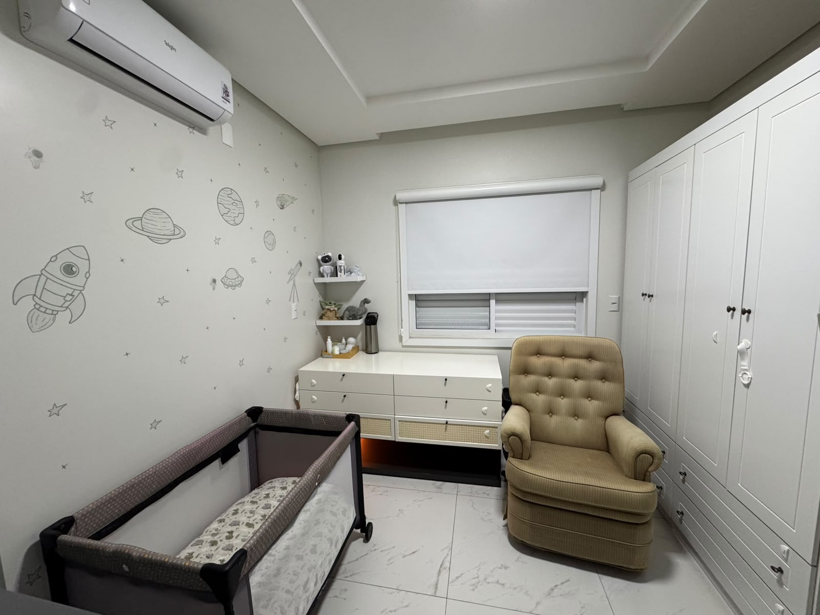 Quarto infantil com cômoda e poltrona