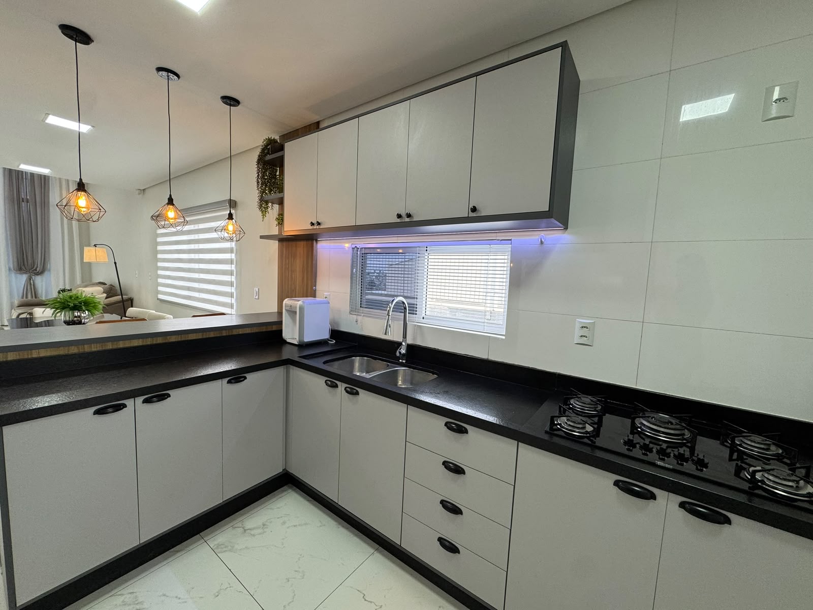 Detalhe da cozinha com armários sob medida